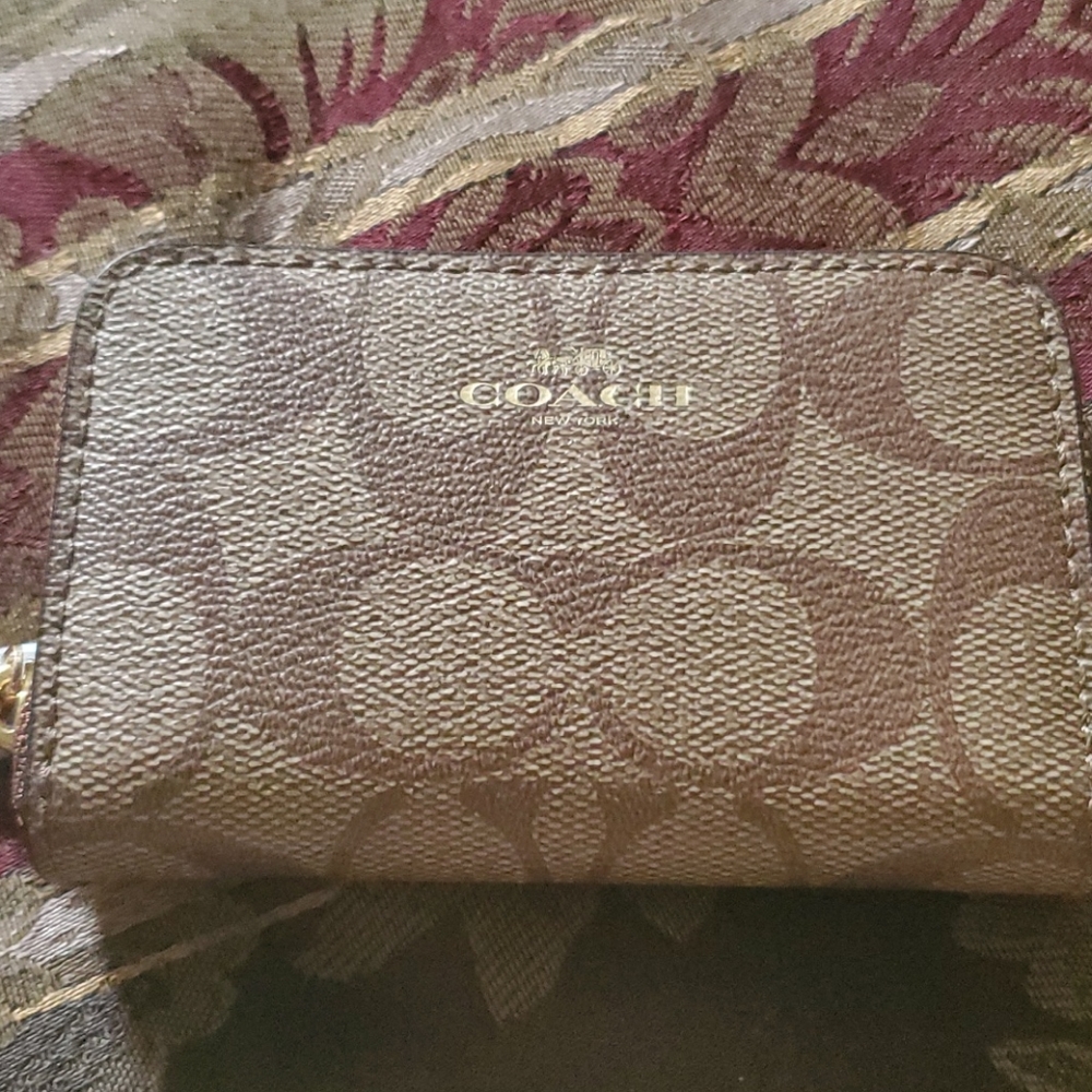Coach brown Hp 2024 zip around cc cash coin free Keychain gold from me - Picture 1 of 4